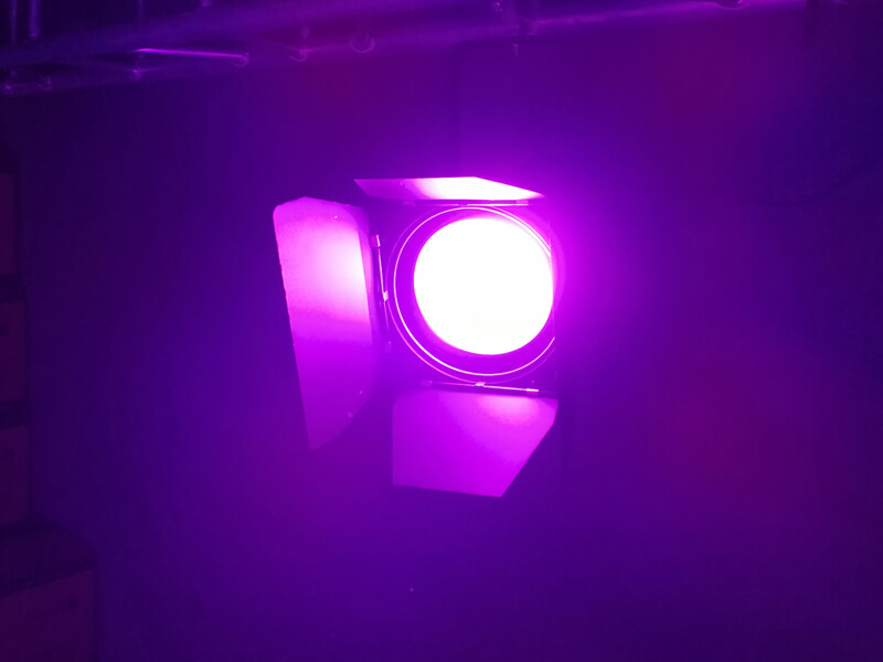Guangzhou Geräuschlos 200W RGBW 4in1 LED Fresnel Spot COB DMX Video Studio Light Zoom Dimmer Scheinwerfer
