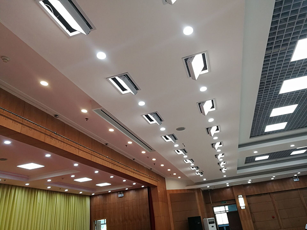 Die Beleuchtung des Konferenzraums des Bürogebäudes der Stadtverwaltung von Wujiaqu der Sechsten Division des Xinjiang-Korps